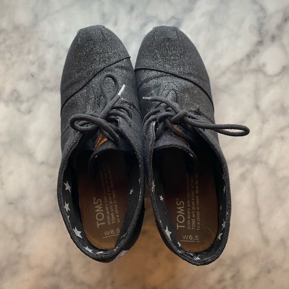Tom’s Charcoal Gray and Silver Wedges - Picture 4 of 5